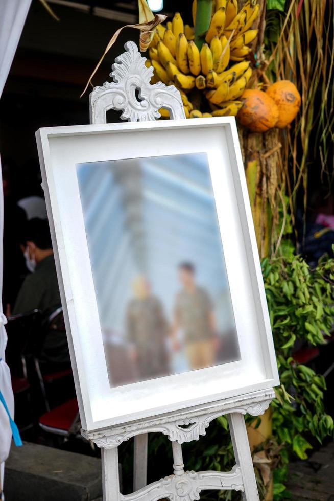 mooi bruid en bruidegom foto in een traditioneel bruiloft ceremonie in Indonesië