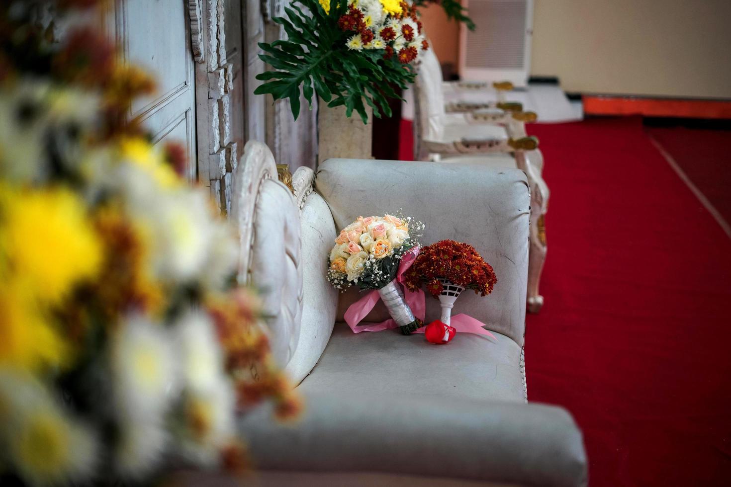 stoelen en decoratie arrangement voor een traditioneel bruiloft ceremonie in Indonesië foto