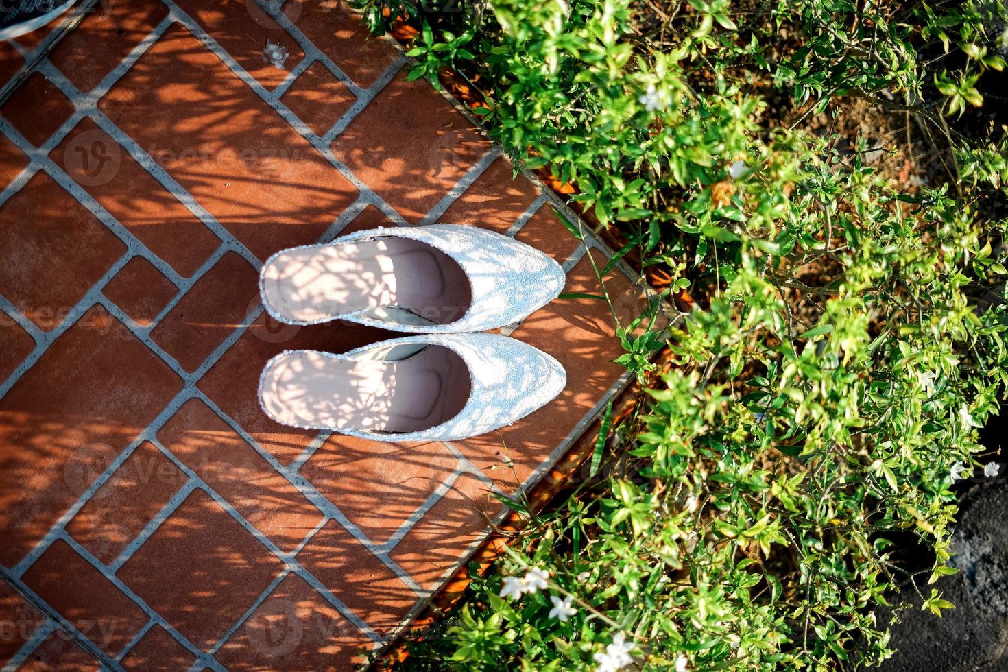 een paar- van bruid schoenen voor een traditioneel bruiloft ceremonie in Indonesië foto