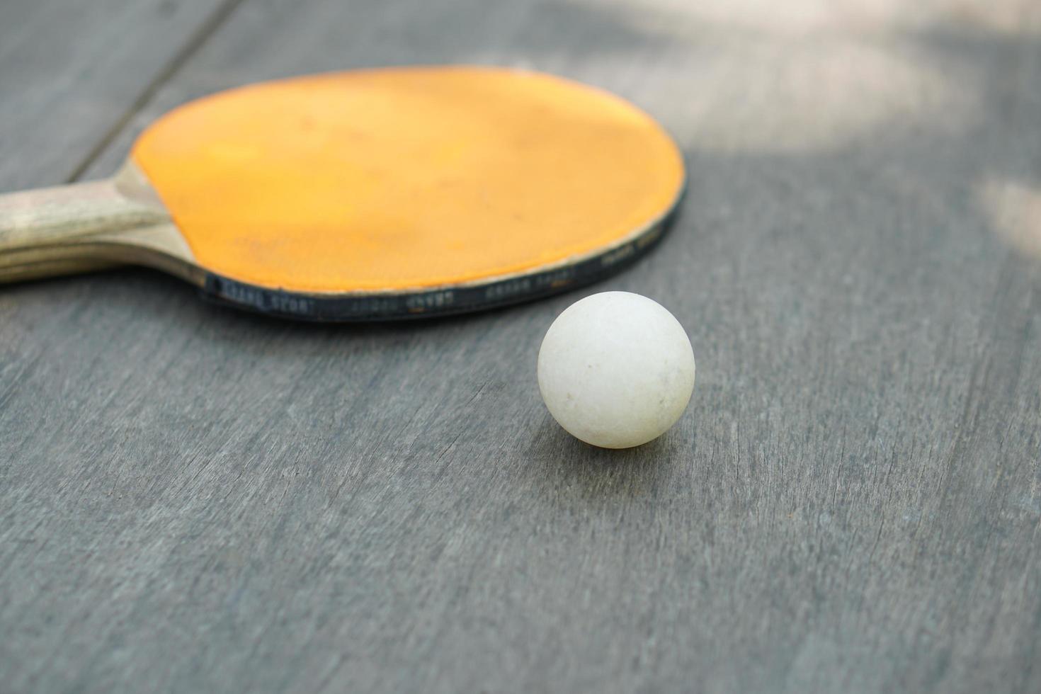 tafel tennis loops en racket Aan houten tafel foto