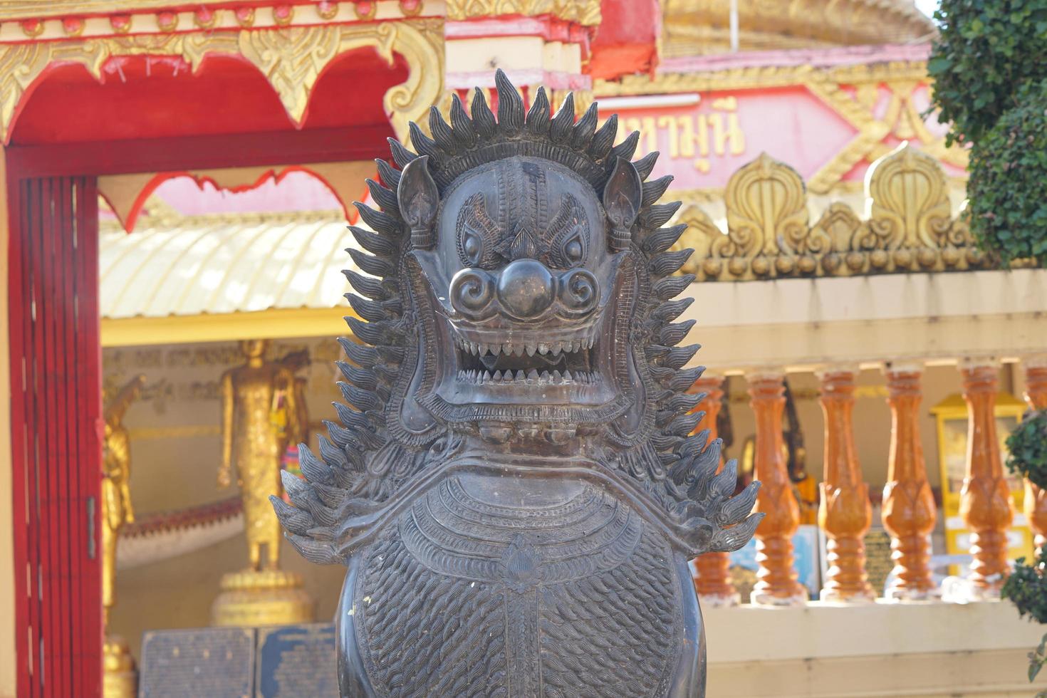 leeuw standbeeld in Thais tempel foto