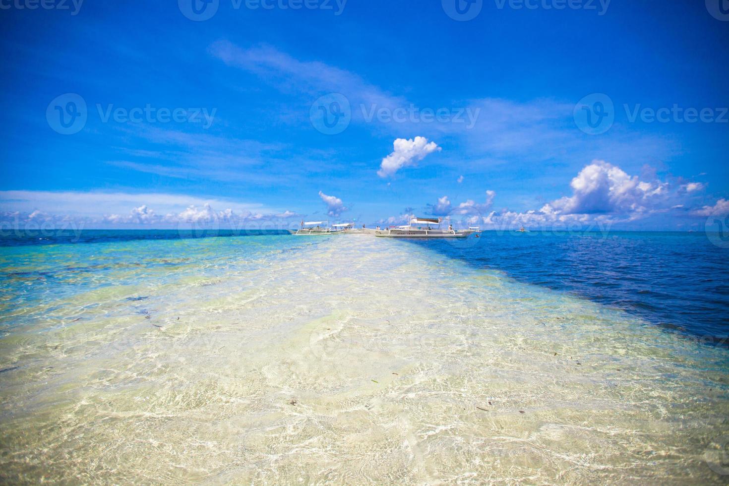 klein boten Aan wit tropisch strand foto