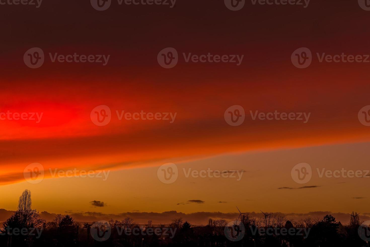 oranje rood zonsondergang in de avond lucht foto
