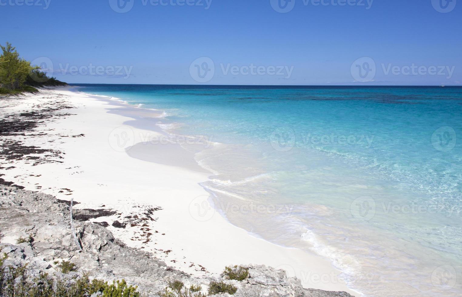 voor de helft maan cay eiland strand en turkoois golven foto