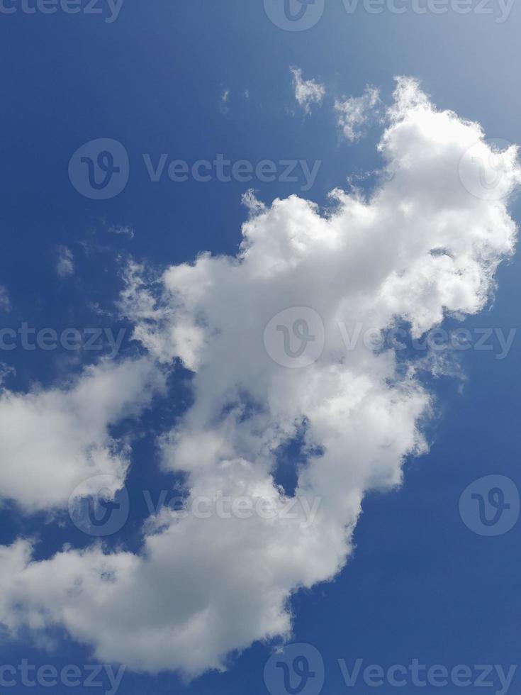 mooi wit wolken Aan diep blauw lucht achtergrond. groot helder zacht pluizig wolken zijn Hoes de geheel blauw lucht. foto