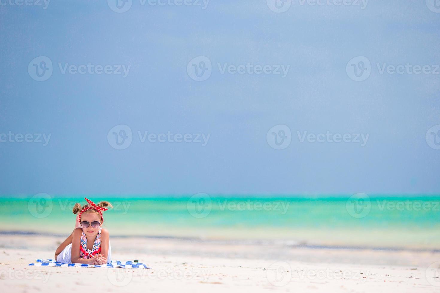 aanbiddelijk weinig meisje genieten strand zomer vakantie foto