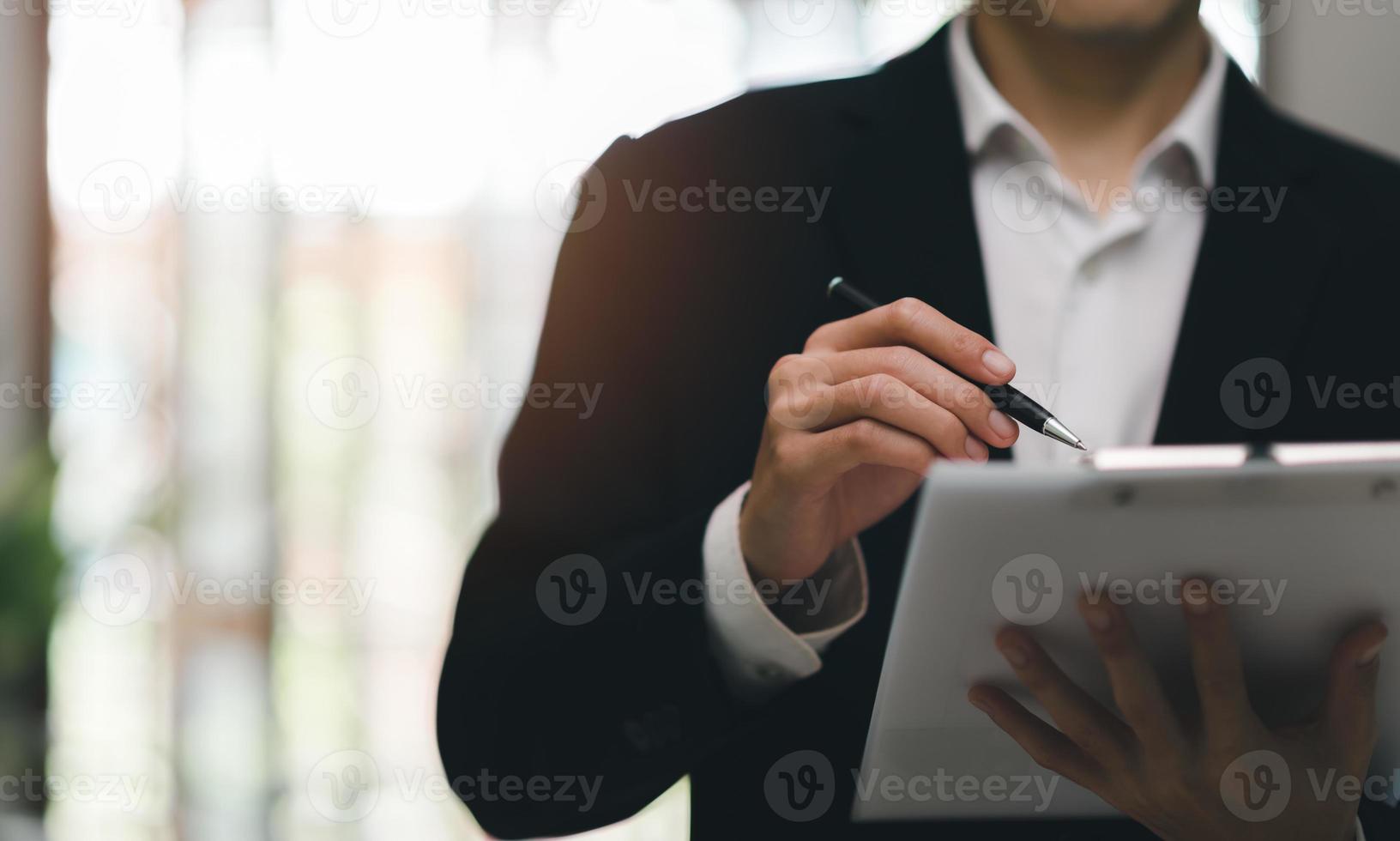 bedrijf accounting documenten, accountant, management en controle van kantoor documenten, rapporten voor belasting tijd analyse, medewerkers controleren de werkwijze voordat goedkeuring, door evalueren door papier werk. foto