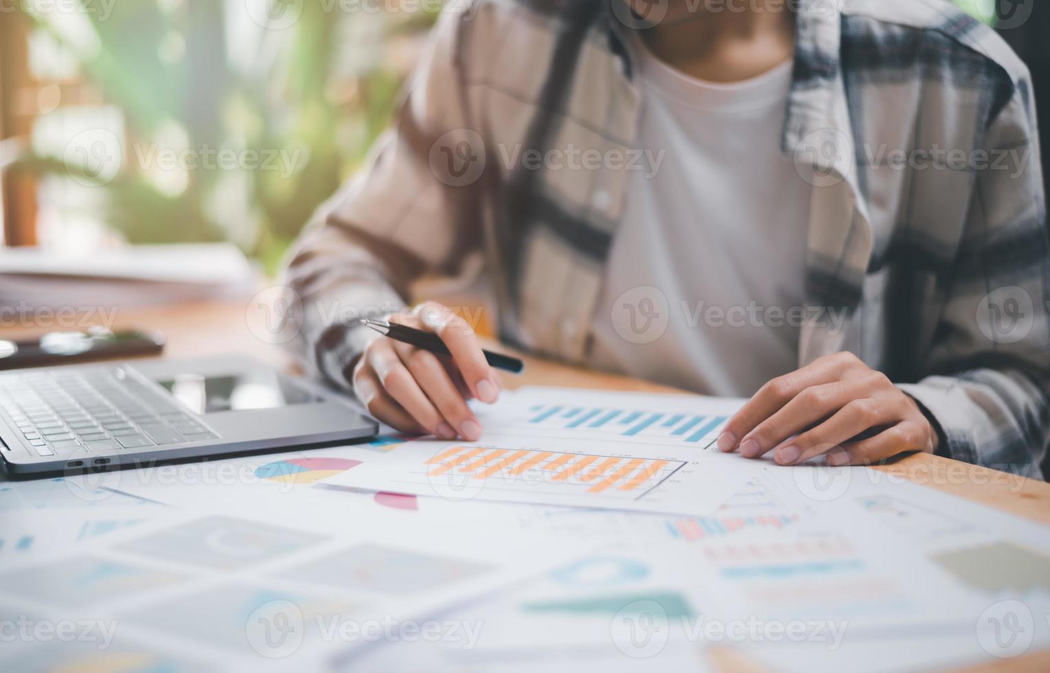 bedrijf mensen lezen bedrijf statistieken tabel rapporten, naar analyseren en verbeteren zakelijke strategie, beheren financieel en afzet documenten, bijwerken jaar- begroting rekeningen, bedrijf groei gegevens. foto