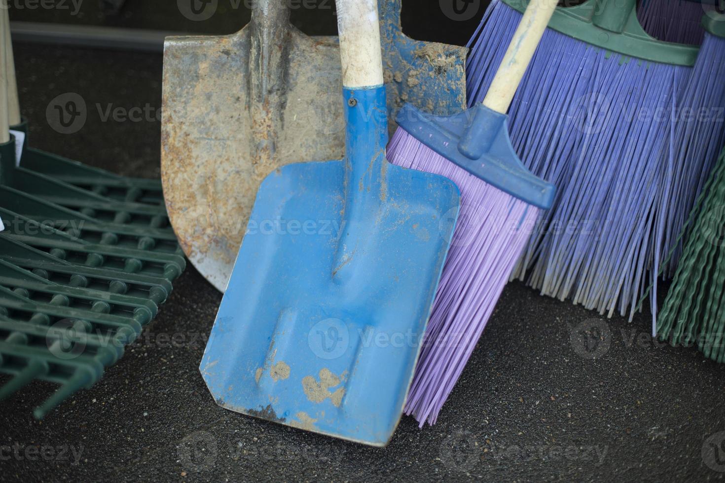 bezem voor schoonmaak. tuin gereedschap voor blad oogsten. schoonmaak borstels. foto