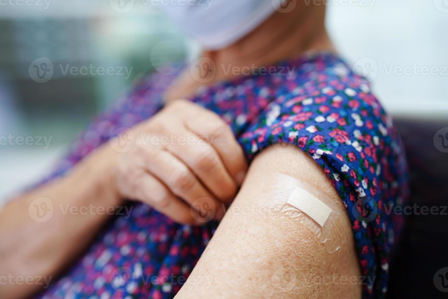 aziatische oudere senior vrouwelijke patiënt die coronavirusvaccin krijgt. foto