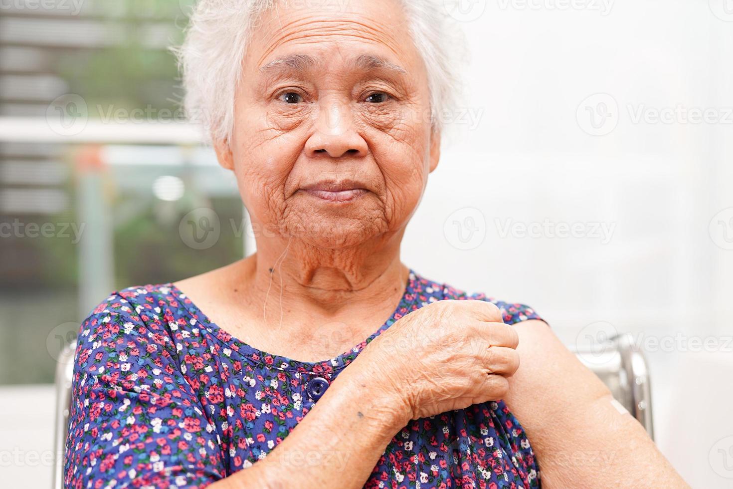 aziatische oudere senior vrouw die een vaccin krijgt om het coronavirus te beschermen. foto