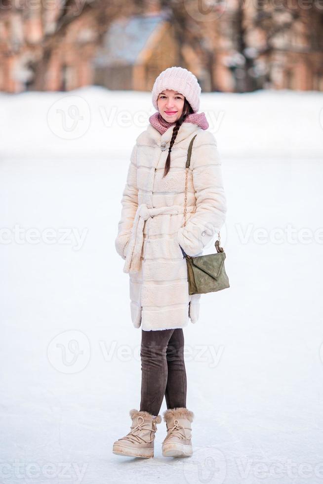 gelukkig jong vrouw Aan ijs baan buitenshuis foto