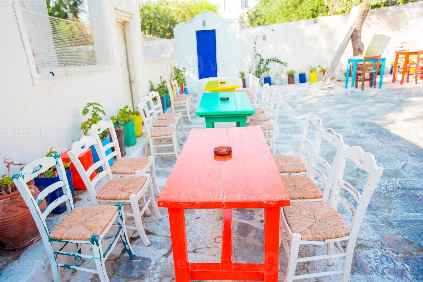 zomer leeg open lucht cafe in populair Oppervlakte in Mykonos weinig Venetië foto