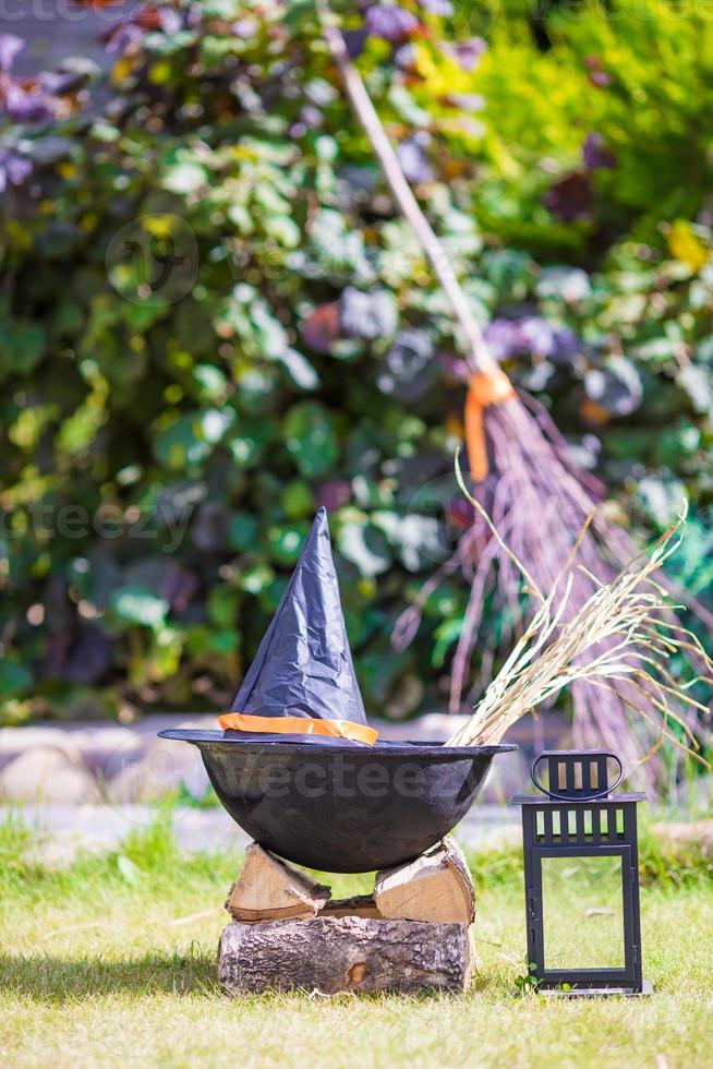 visie van halloween pompoenen, heks hoed en hark buitenshuis foto