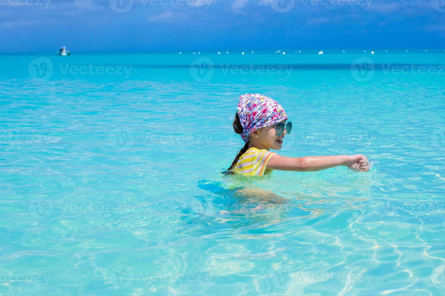 gelukkig weinig meisje hebben pret Bij strand gedurende caraïben vakantie foto