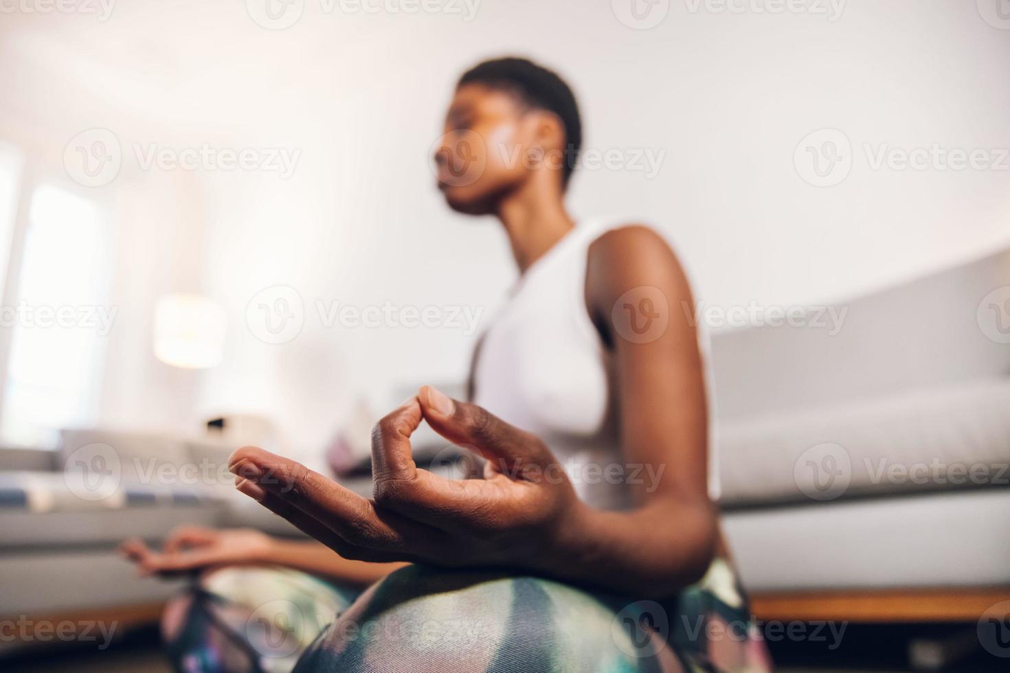 vrouw die yoga thuis doet foto