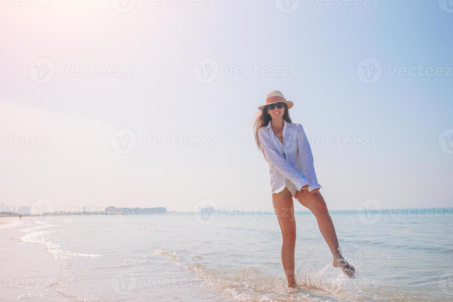 vrouw houdende Aan de strand genieten van zomer vakantie foto