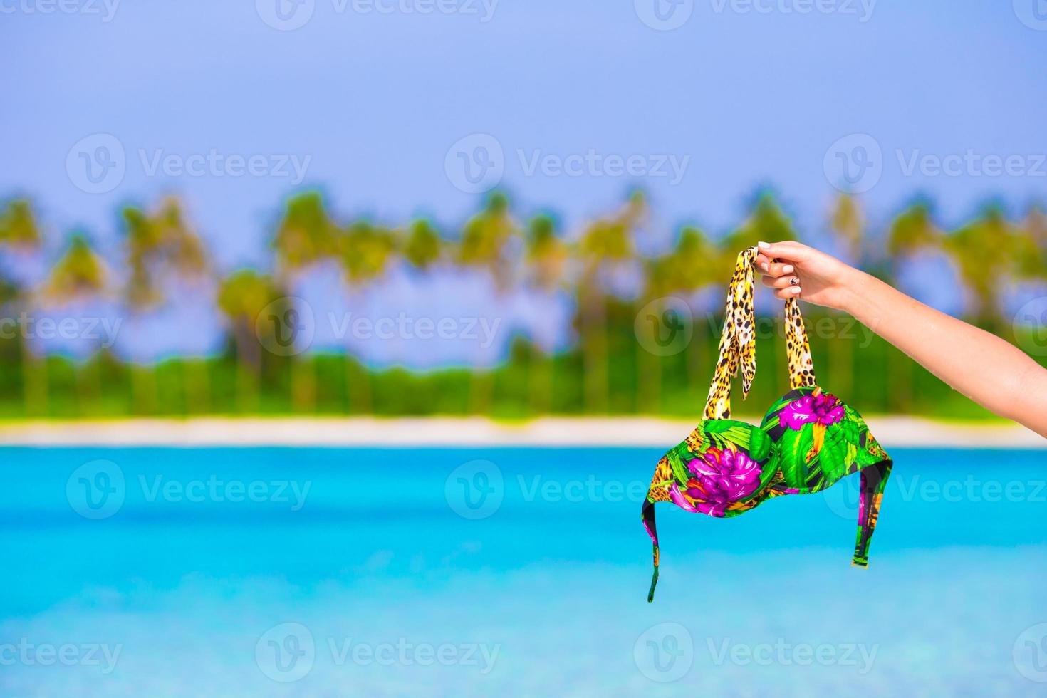 detailopname zwempak beha Aan achtergrond van turkoois water en palmbomen foto