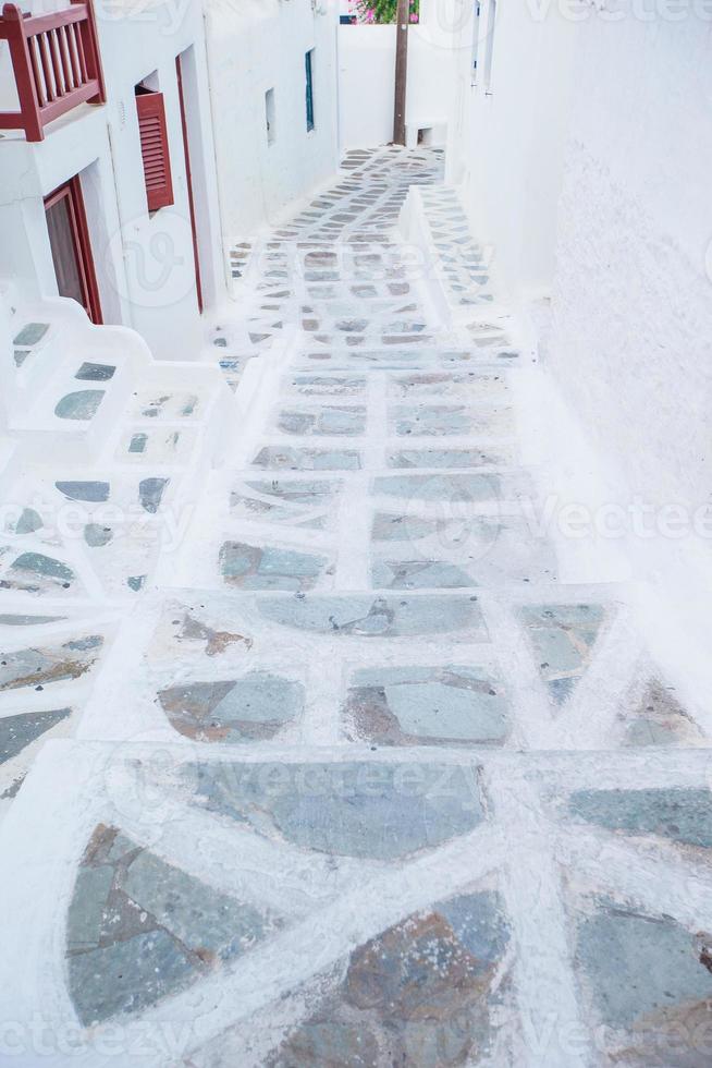 traditioneel Grieks dorp. straten en wit huizen foto