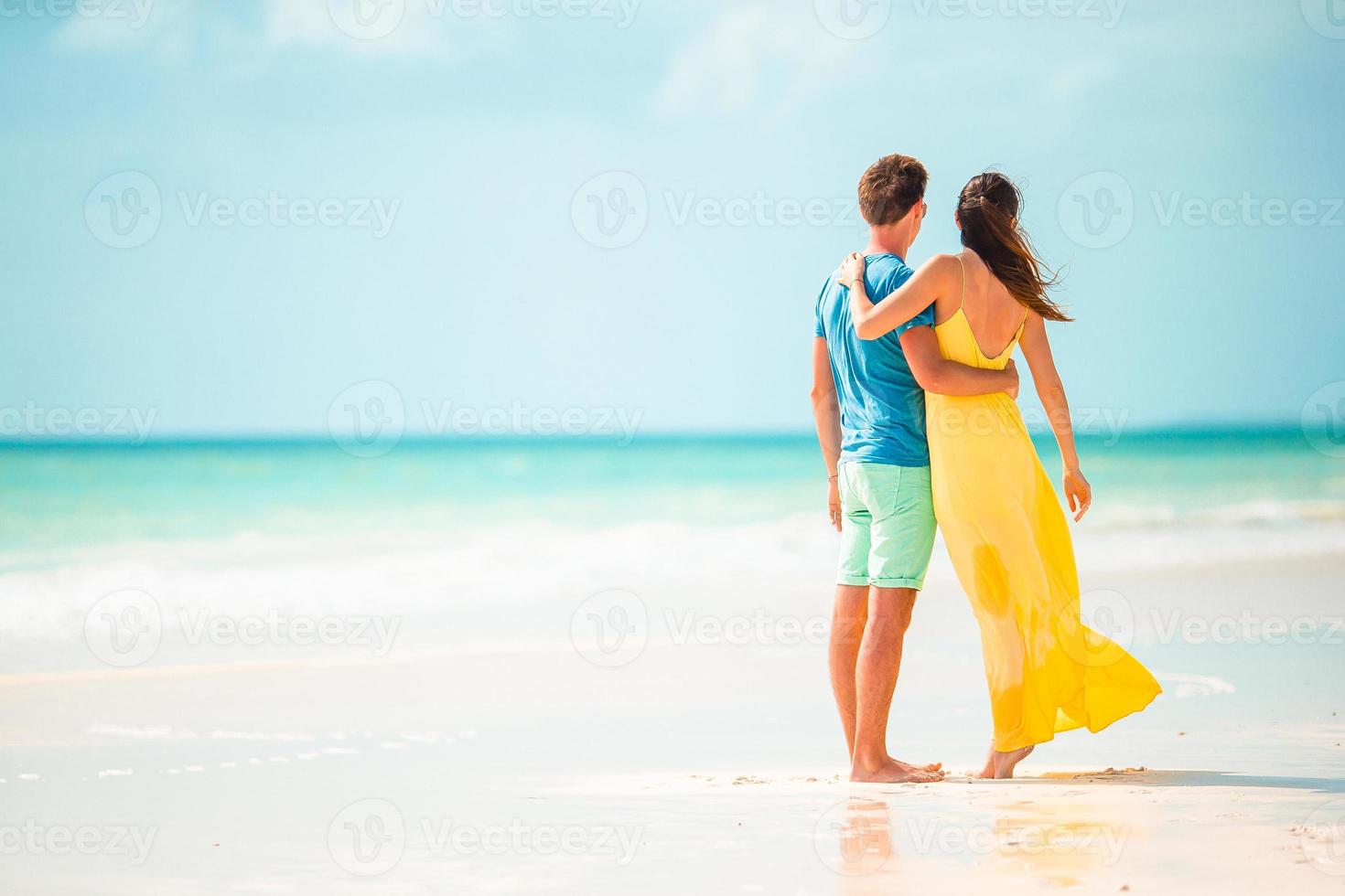 jong paar Aan wit strand gedurende zomer vakantie. foto