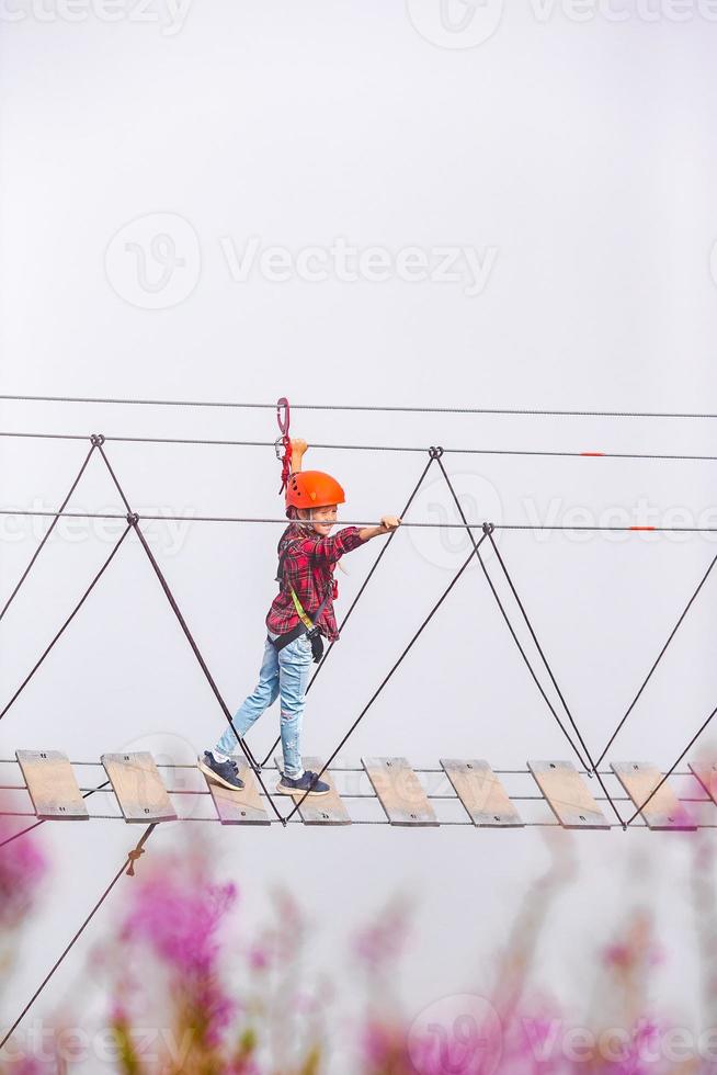 de touw brug Aan de top van berg van rosa khutor, Rusland foto