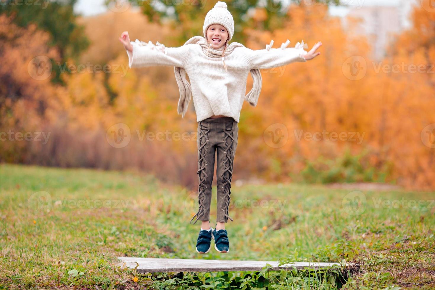 portret van aanbiddelijk weinig meisje buitenshuis Bij mooi herfst dag foto