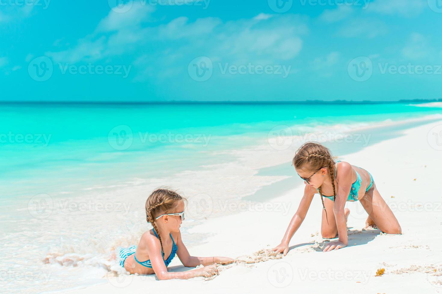 kinderen hebben een veel van pret Bij tropisch strand spelen samen foto
