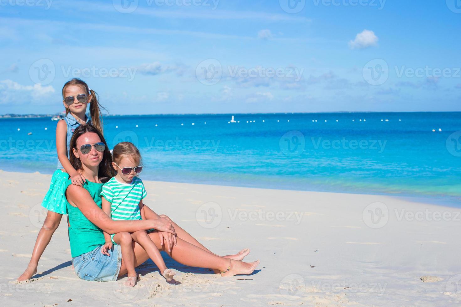 weinig meisjes en gelukkig moeder gedurende tropisch strand vakantie foto