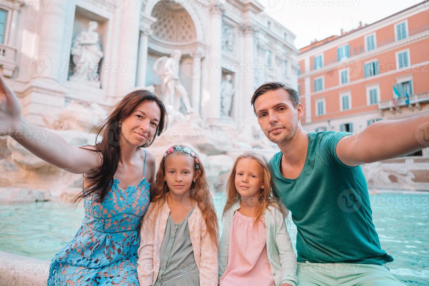 gelukkig familie in de buurt fontana di Trevi met stad kaart foto