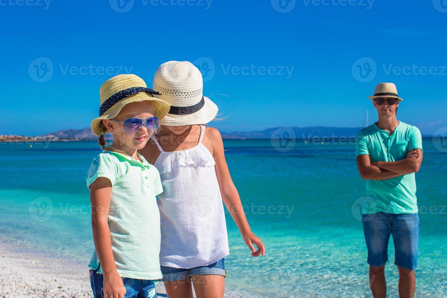 jong gelukkig familie hebben pret gedurende tropisch vakantie foto