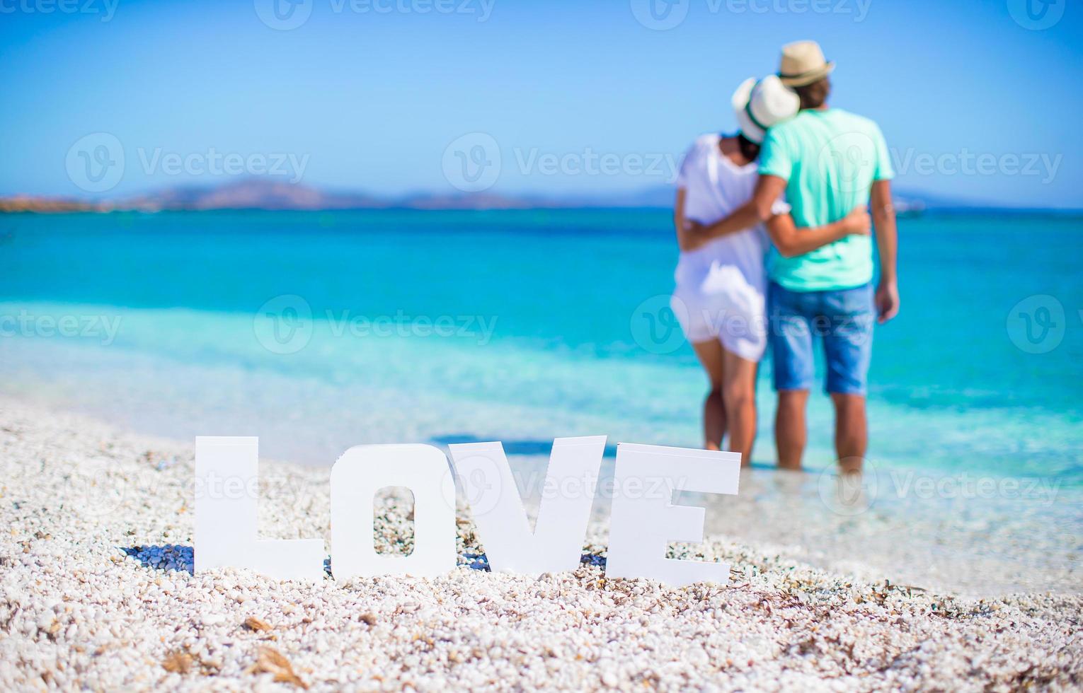 jong gelukkig paar Aan wit strand gedurende zomer vakantie foto