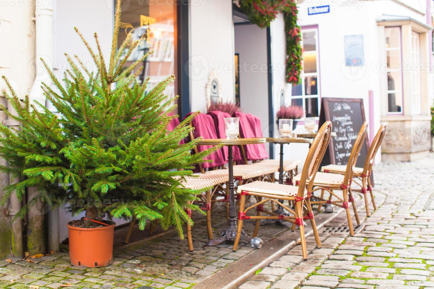 buitenshuis cafe in Europese stad Bij Kerstmis tijd foto