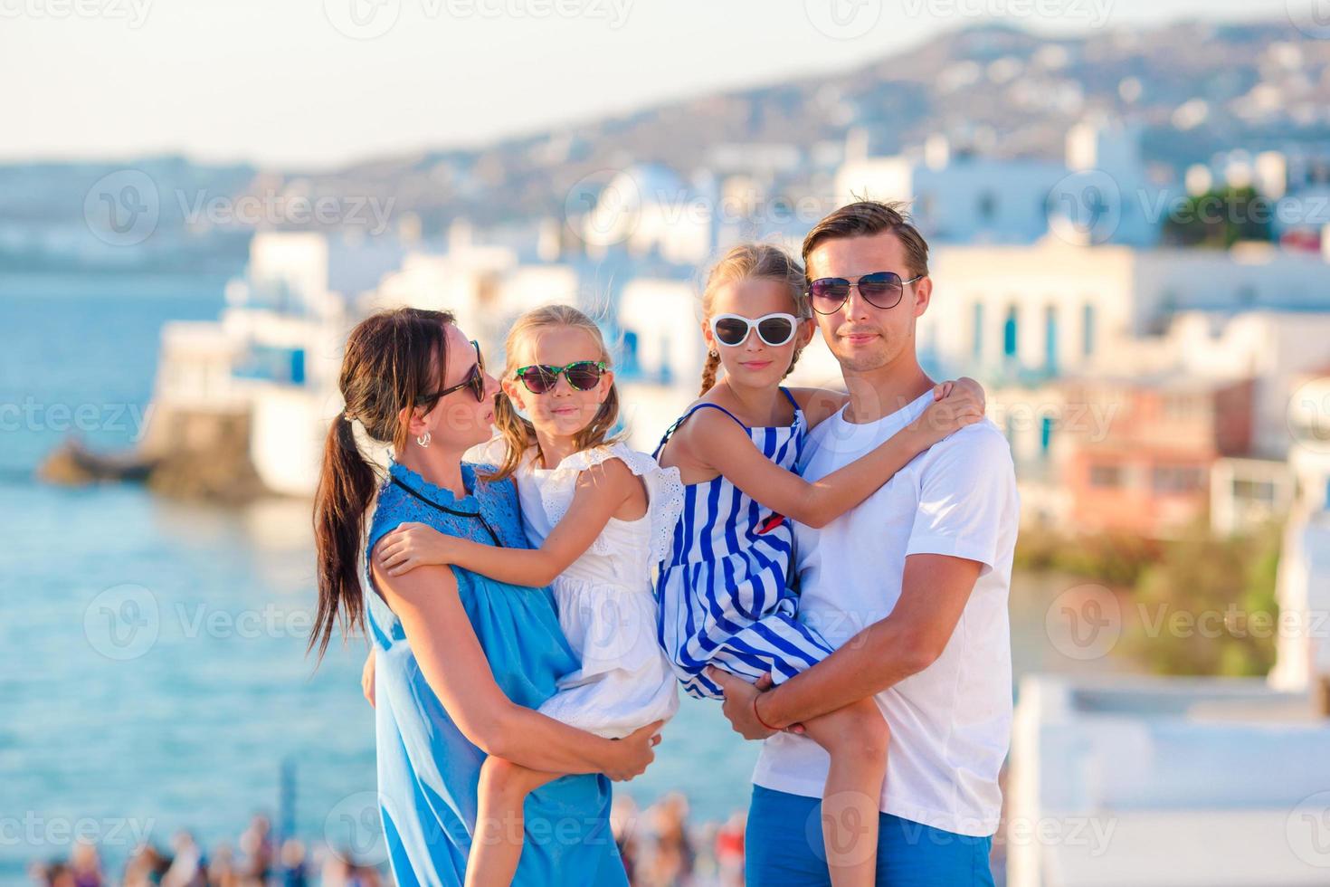 familie in Europa. ouders en kinderen Aan weinig Venetië achtergrond Aan Mykonos eiland, in Griekenland foto