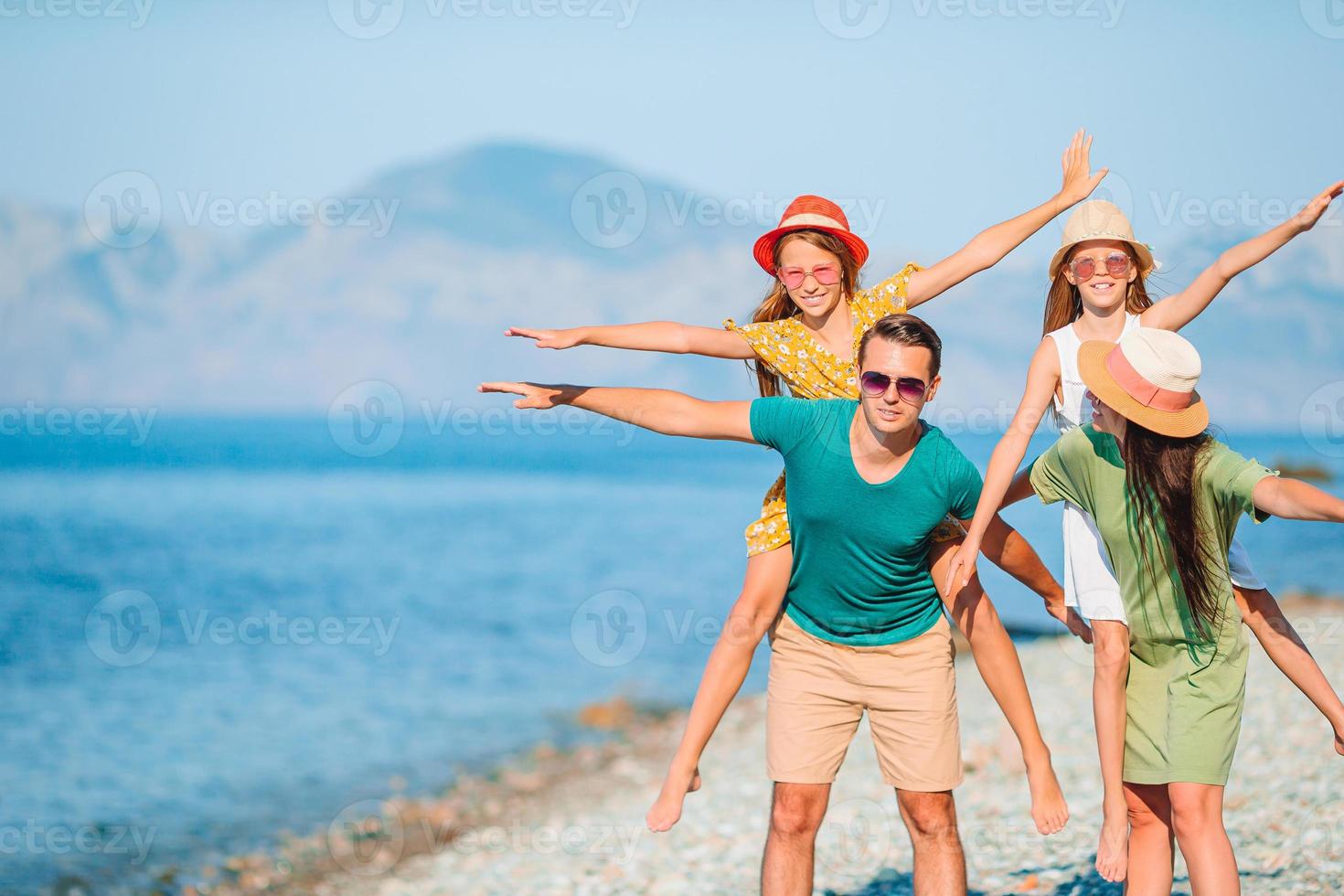 jong gezin op vakantie veel plezier foto