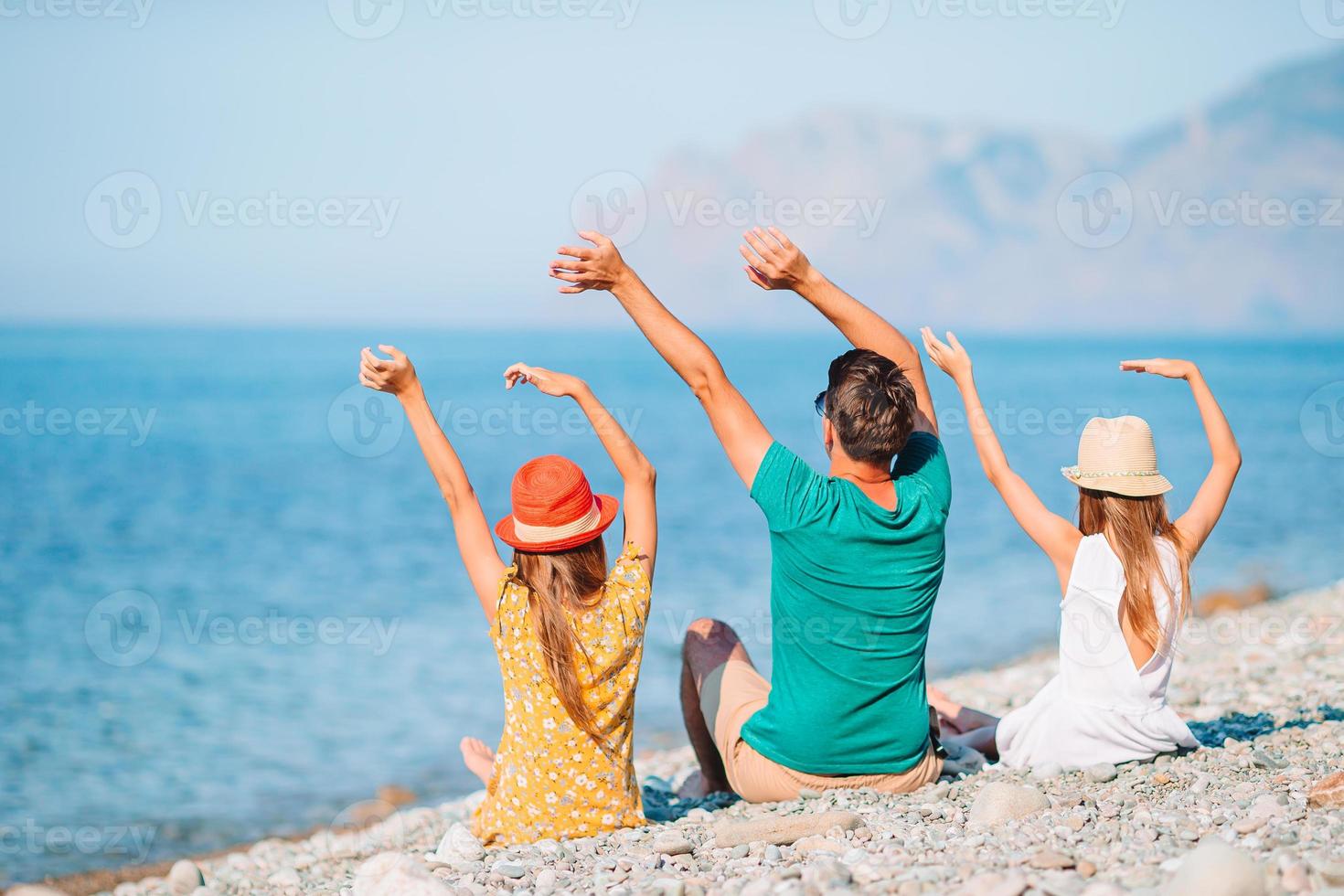 gelukkig mooi familie Aan een tropisch strand vakantie foto