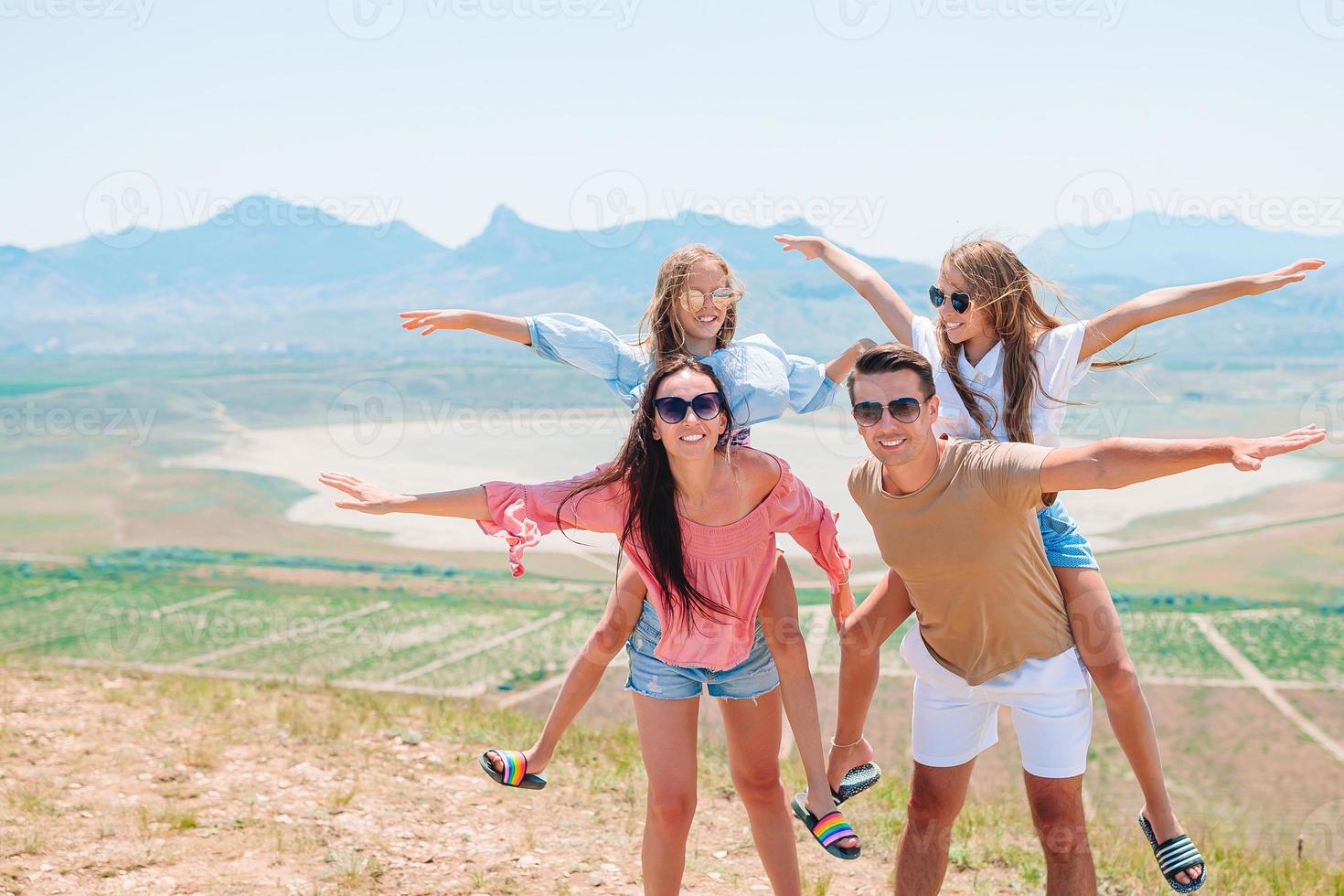gelukkig familie Aan vakantie in de bergen foto