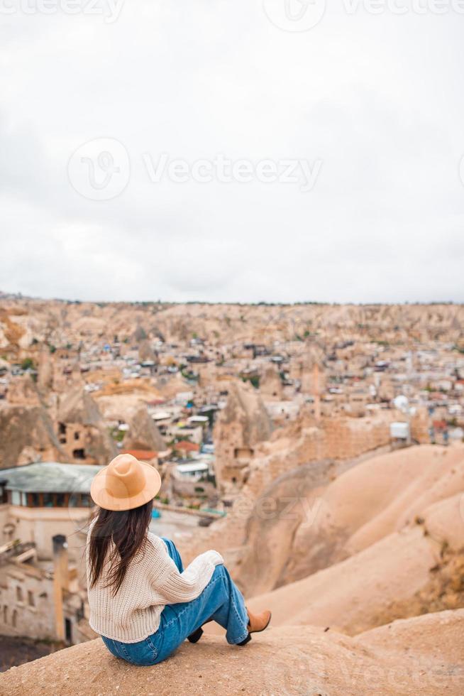 jong vrouw Aan de rand van Ravijn in cappodocië foto