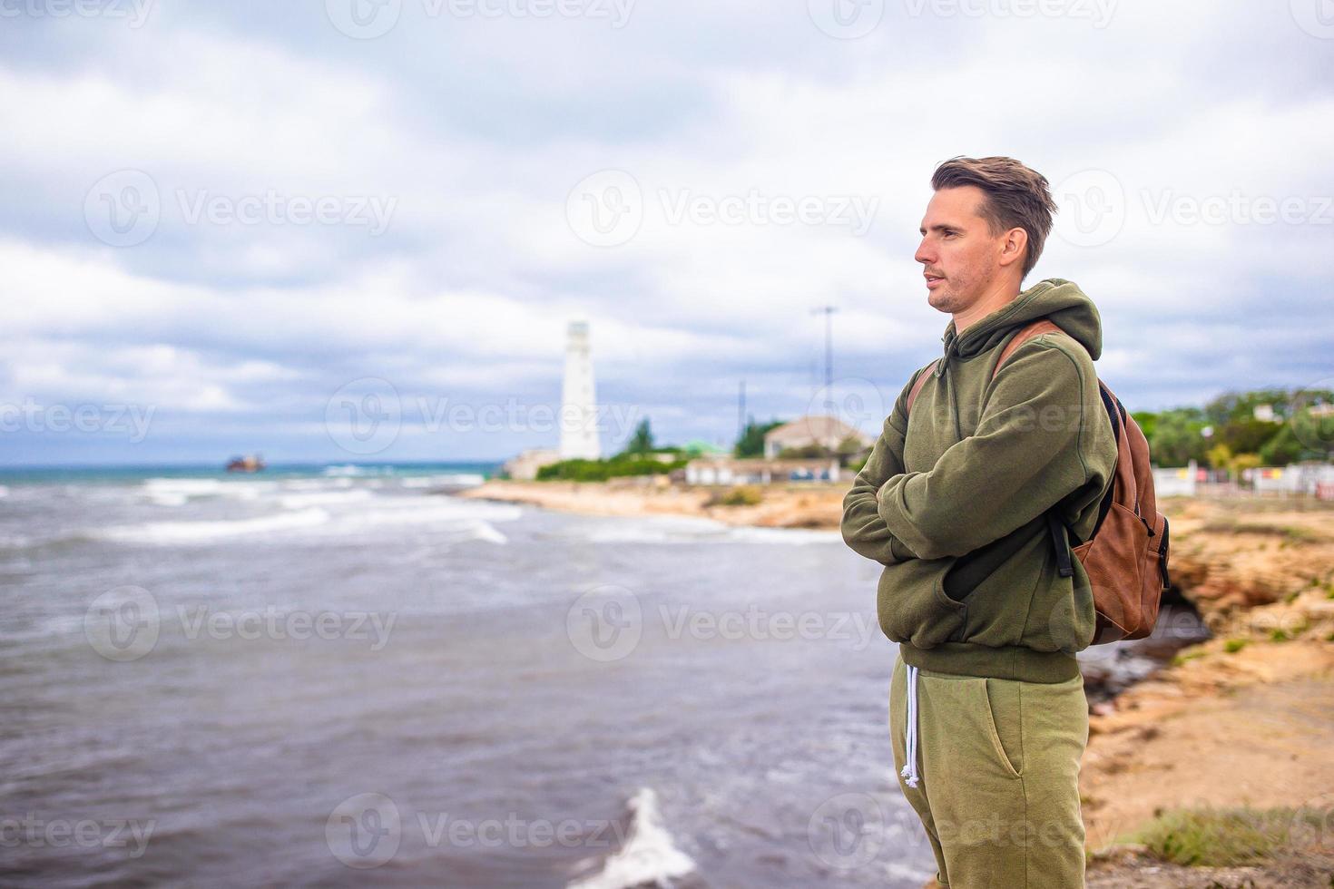 Mens van twee wandelen naar de vuurtoren foto