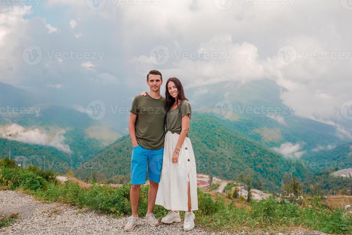 mooi gelukkig familie in bergen in de achtergrond van mist foto