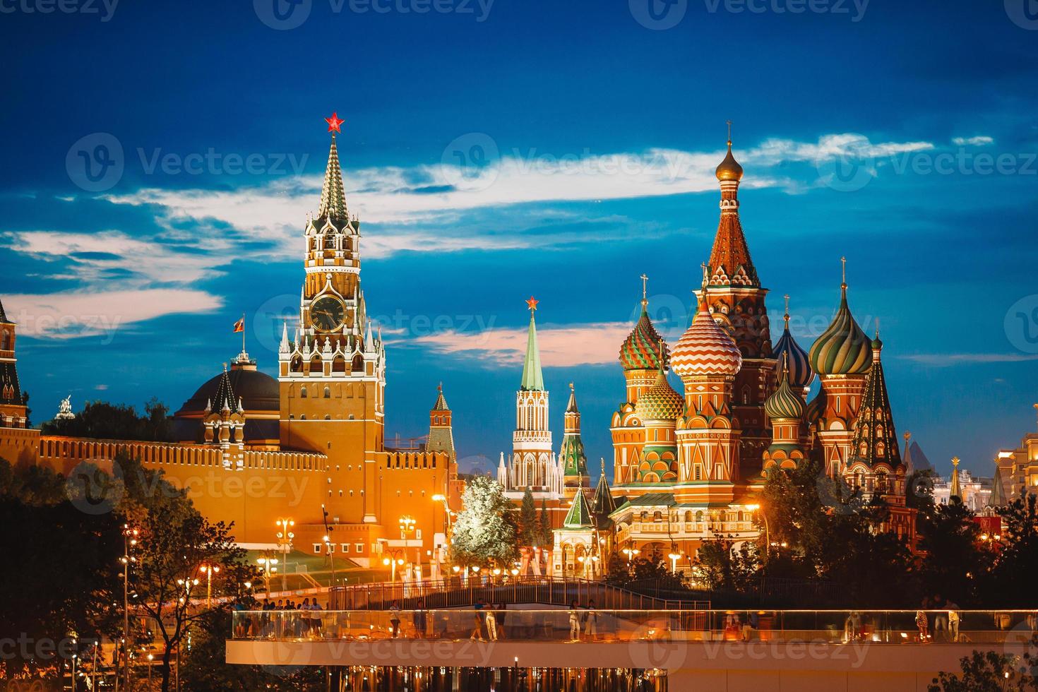 panoramisch visie van Moskou mijlpaal gedurende zonsondergang van zaryadye park foto