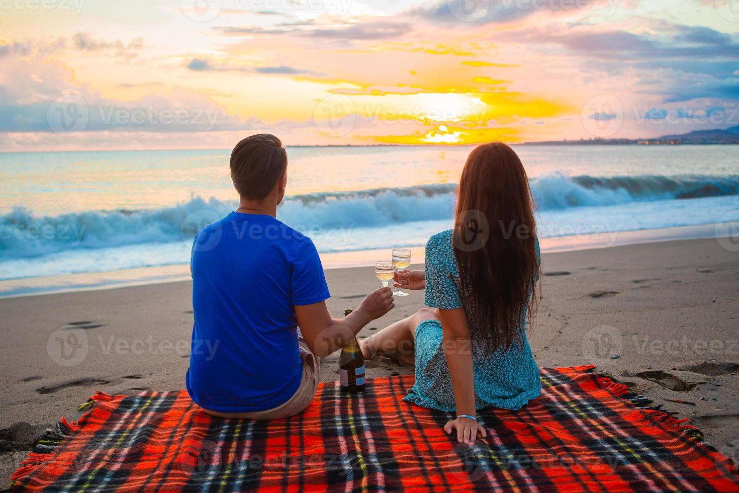 familie hebben een picknick Aan de strand foto