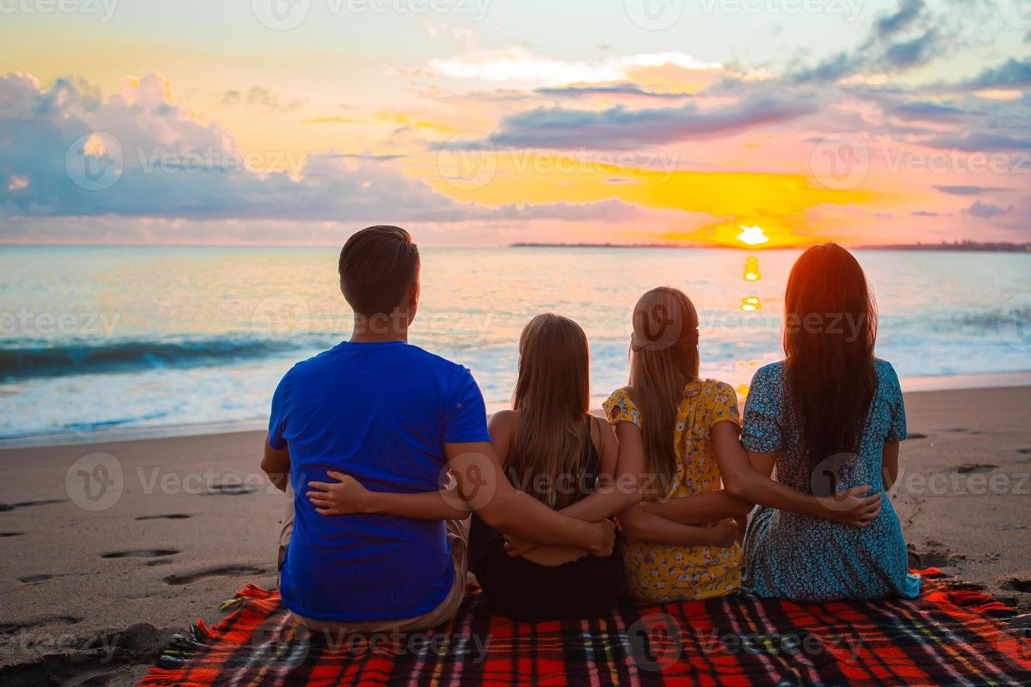 jong familie Aan vakantie Bij de avond foto