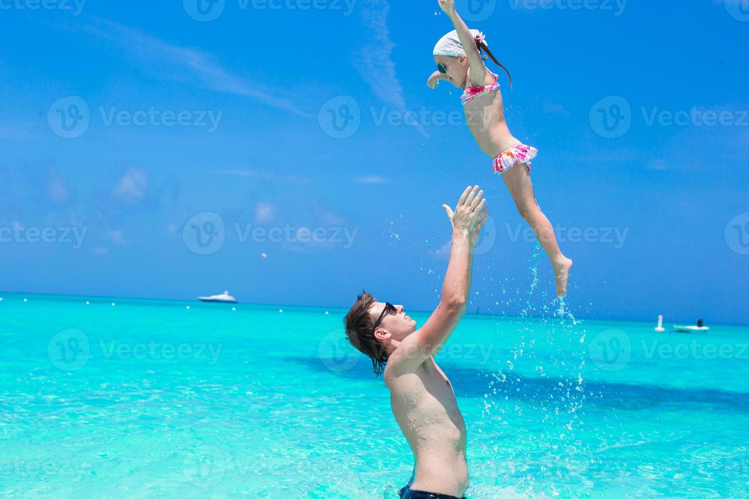 gelukkig vader Speel met weinig dochter in perfect zee foto