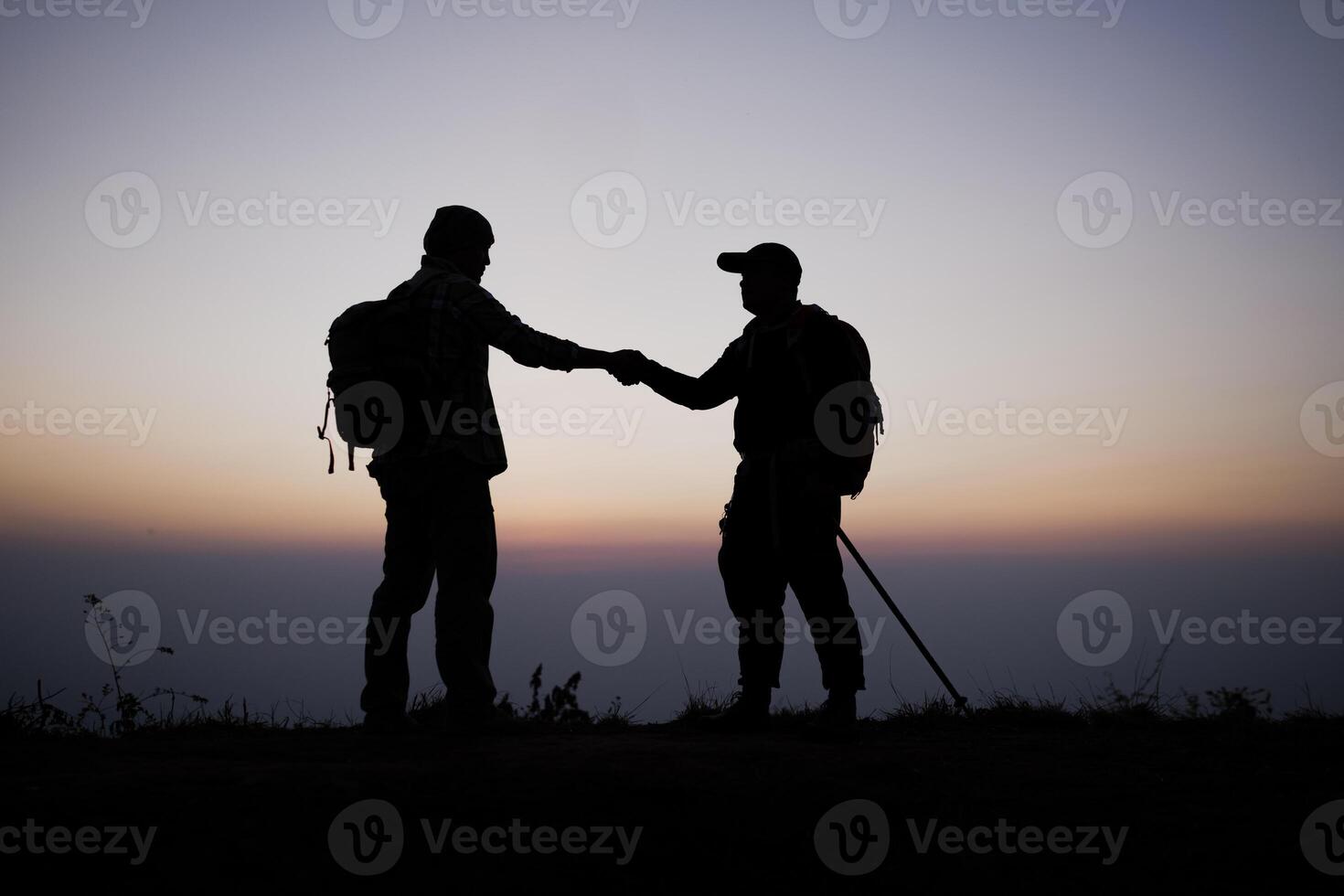 silhouet van samenspel helpen hand- vertrouwen helpen foto