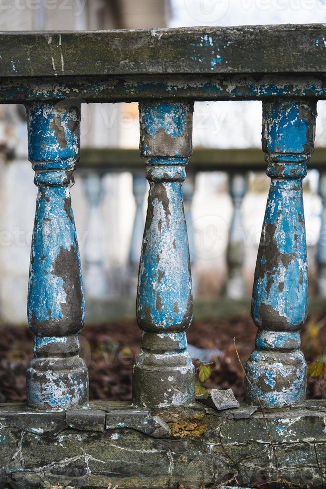 een balustrade Aan de traliewerk van een oud gebarsten trappenhuis foto