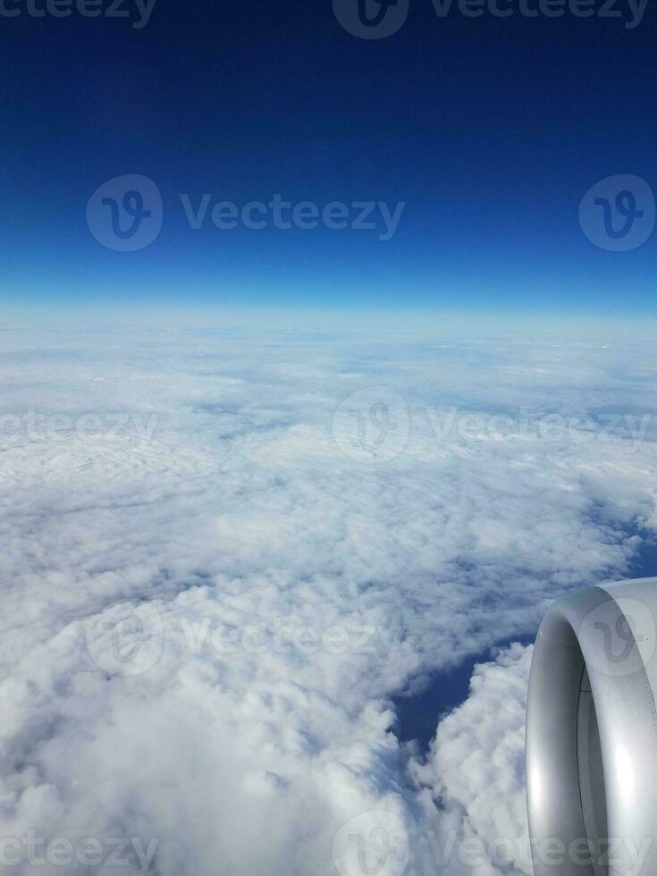 Jet motor en wolken gezien van vliegtuig venster foto