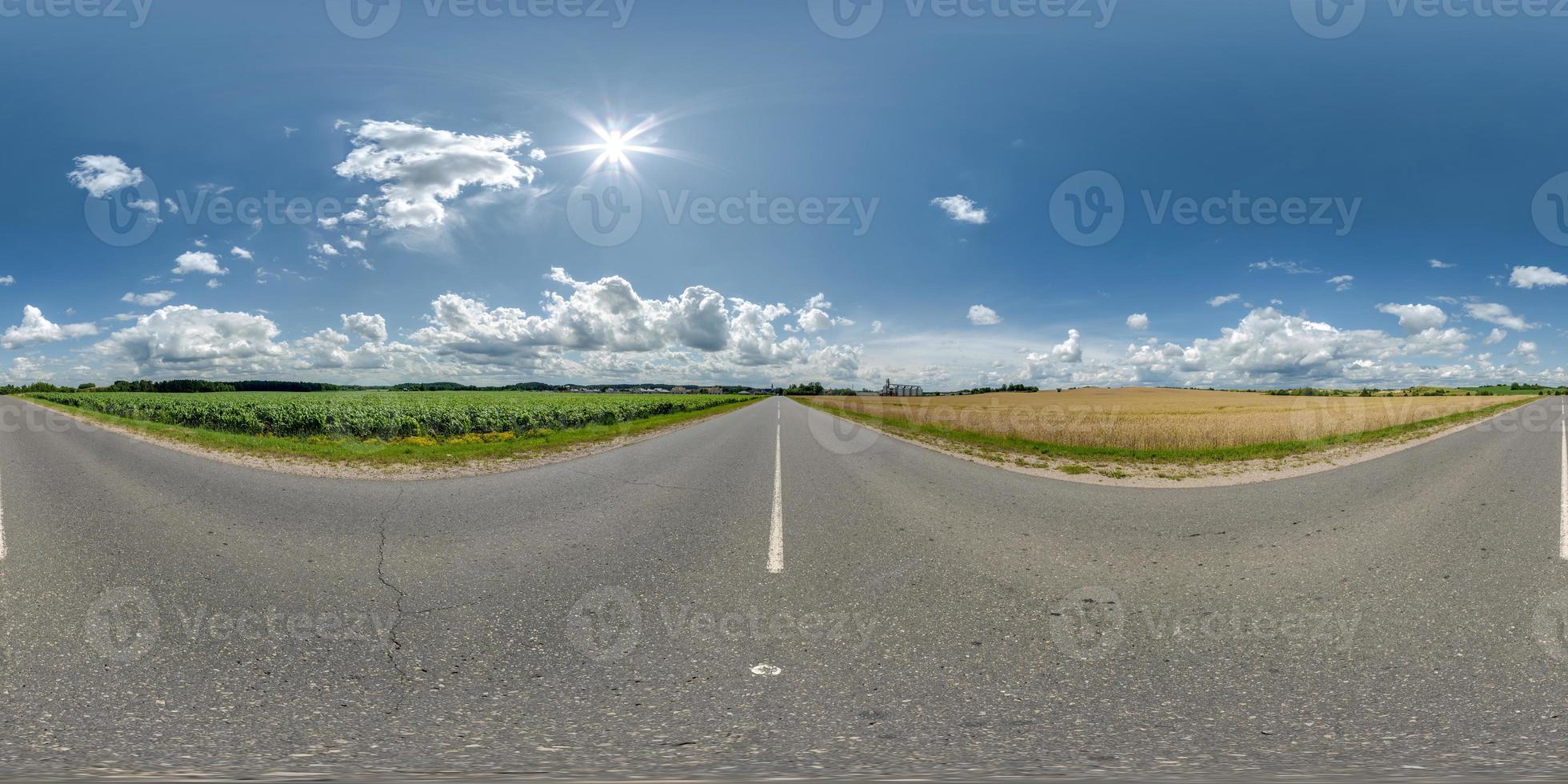 vol naadloos bolvormig hdri 360 panorama visie Aan Nee verkeer asfalt weg tussen velden met bewolkt lucht en wit wolken in equirectangular projectie, kan worden gebruikt net zo vervanging voor lucht in panorama's foto