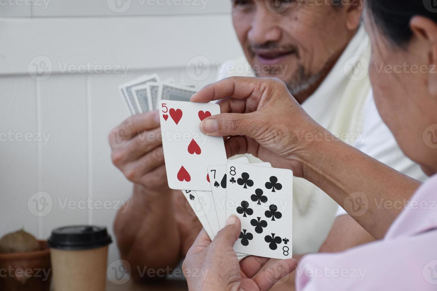 kaart spelen van ouderen mensen Bij huis in hun vrije tijd, recreatie en geluk van ouderen mensen concept. foto