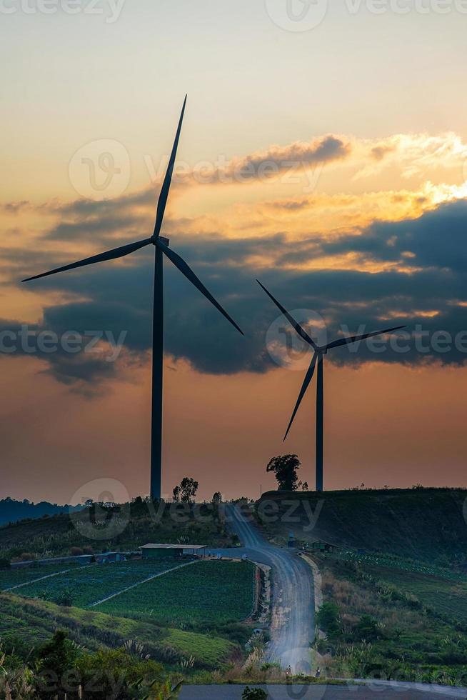 wind turbines over- een zonsondergang achtergrond. foto