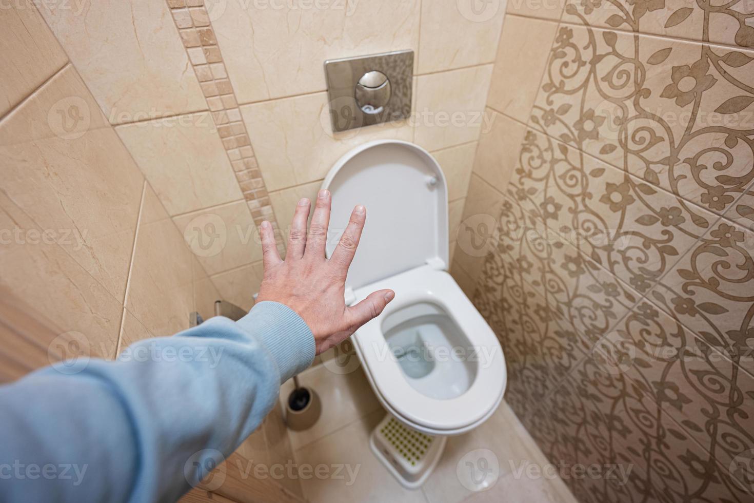 Mens tonen hou op hand- in de toilet kamer. foto